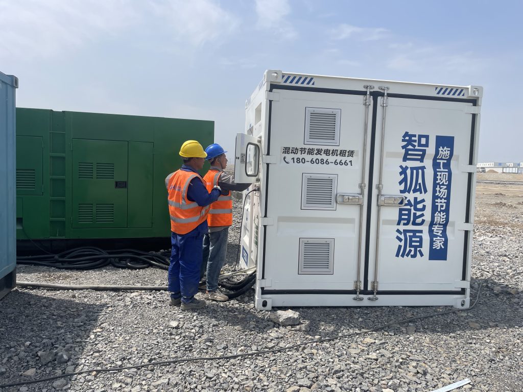 智狐能源工程师现场调试设备