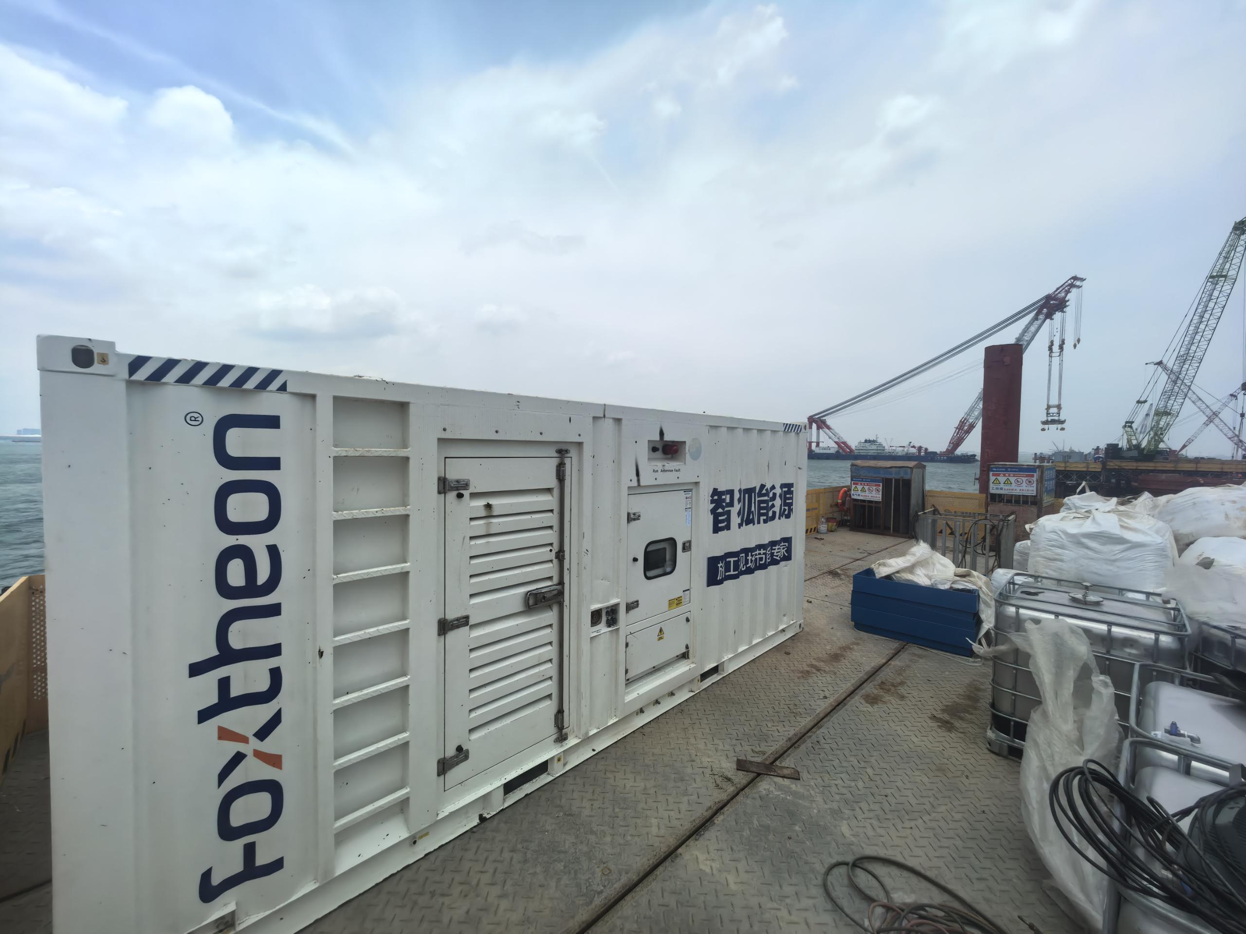 正在进行海上桩基施工的跨海大桥现场，面临离网供电挑战