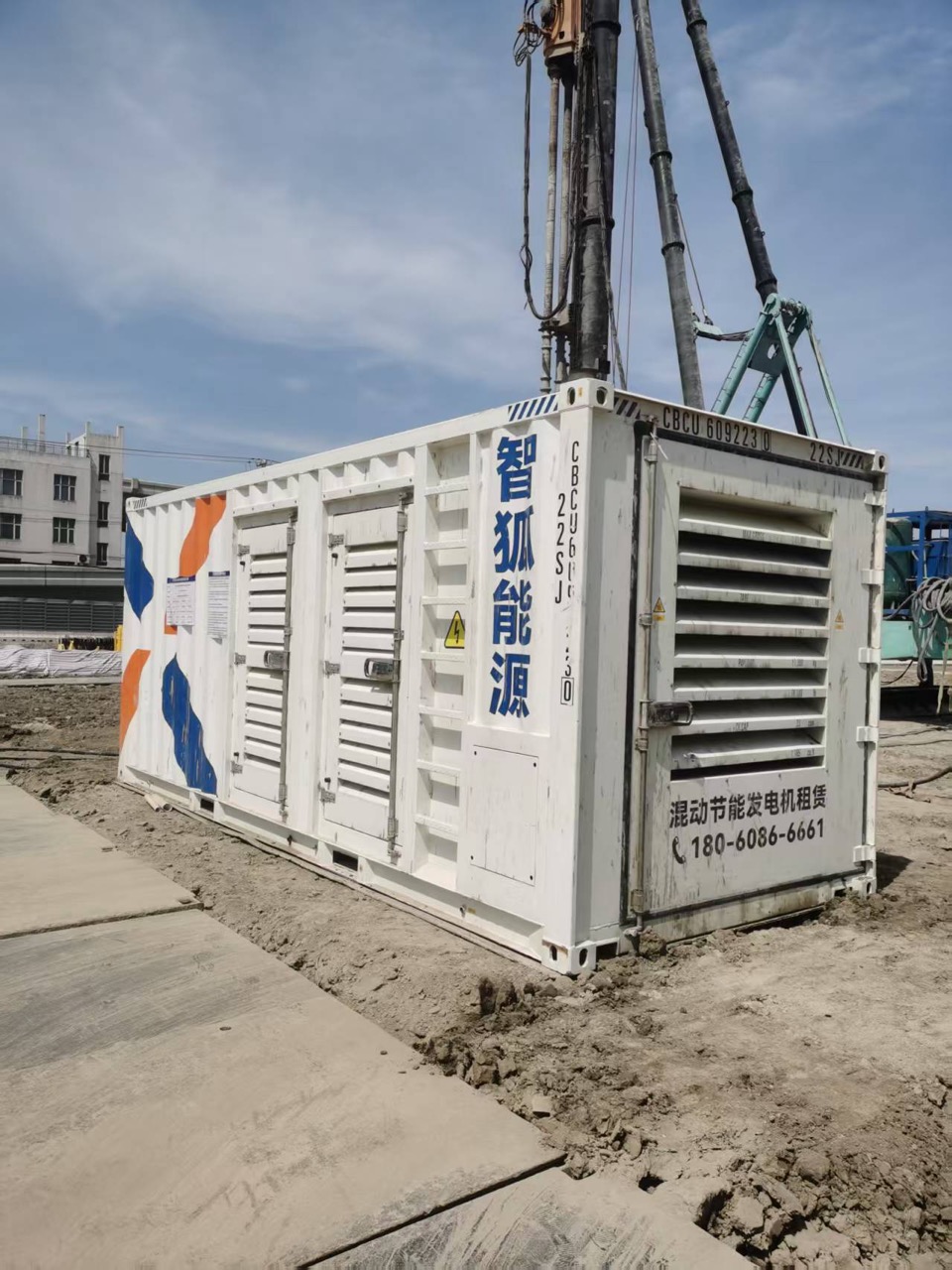 HybridPack HP1000 supporting heavy construction equipment on site